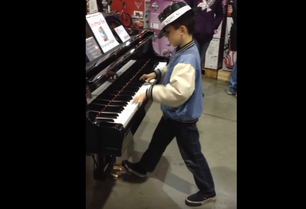 La performance al pianoforte di questo bambino è incredibile