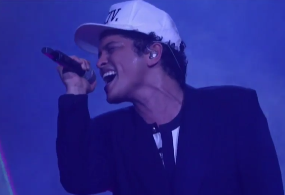 Bruno Mars esegue Versace On The Floor : il video