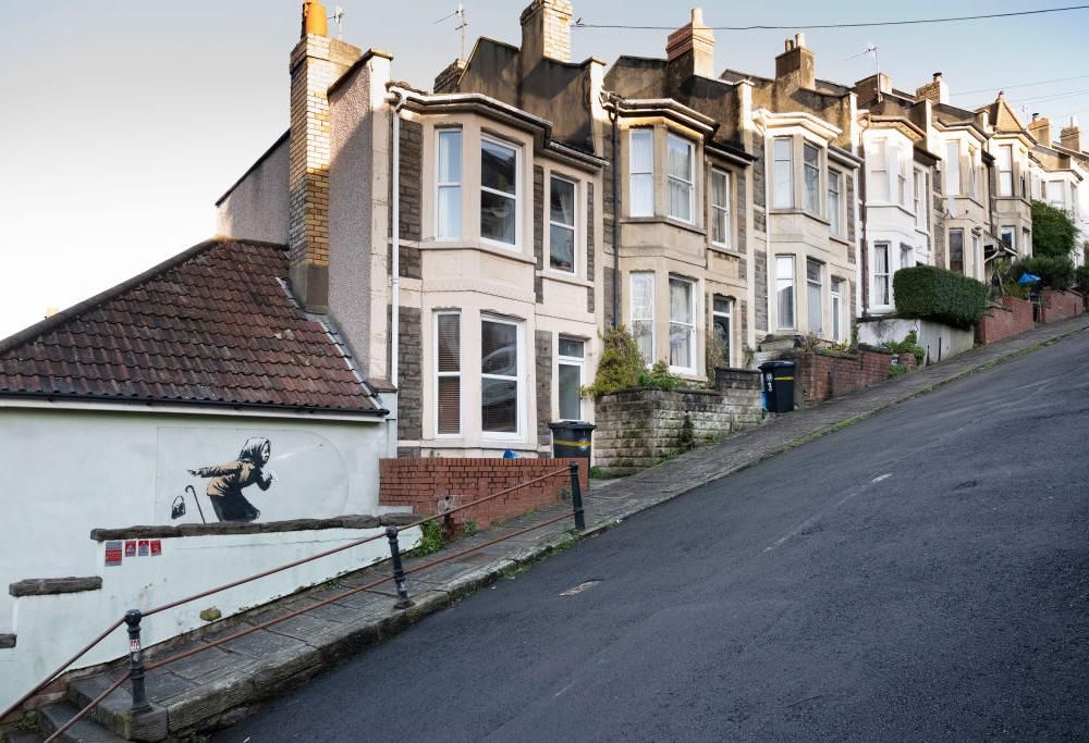 L’opera di Banksy nella sua Bristol svela anche l’identità dell’artista?