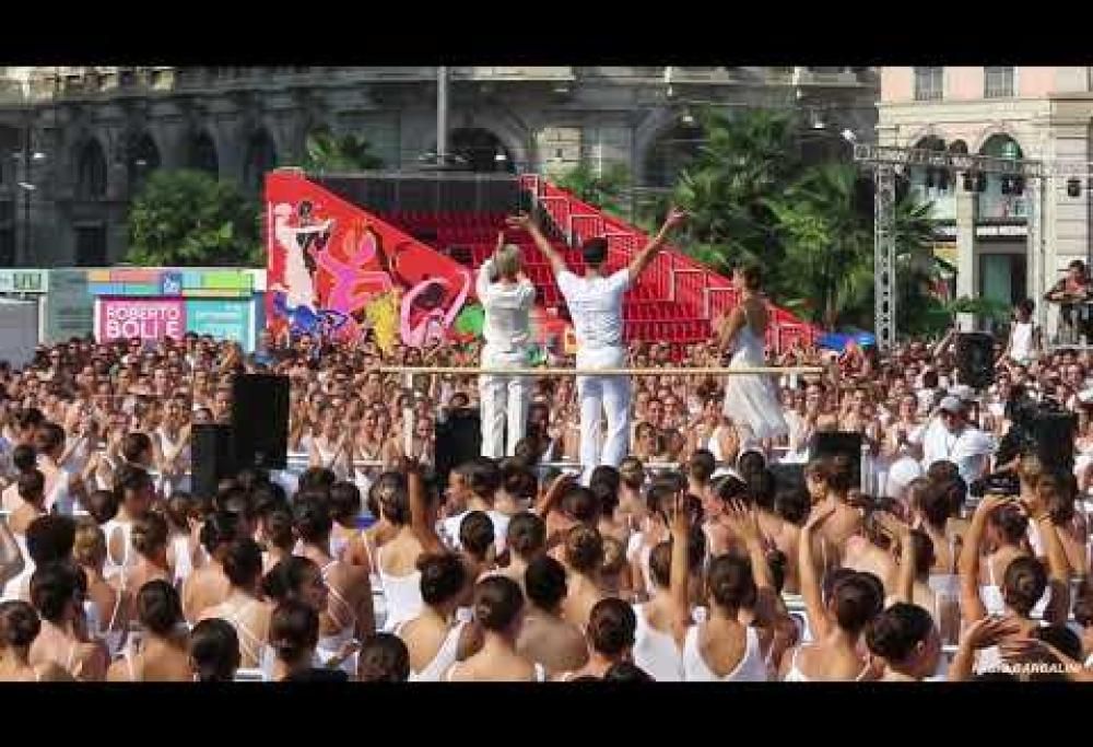 Roberto Bolle: lo spettacolare video con 2300 ballerini