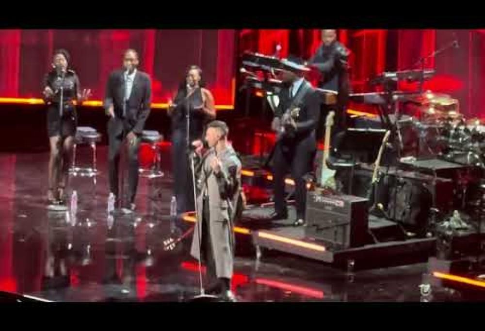 George Michael: i tributi di Adam Levine e Miguel. I video