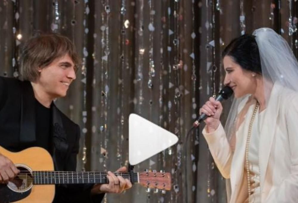 Laura Pausini canta la sua promessa di matrimonio e si emoziona: il video