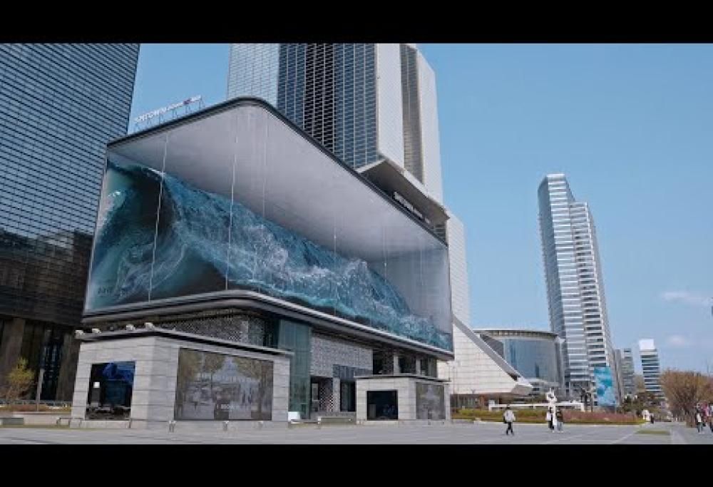 Quando l’Oceano dà spettacolo: l’incredibile video delle onde intrappolate nel palazzo!