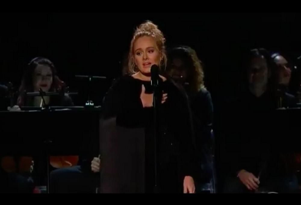 Adele si emoziona durante l’omaggio a George Michael. Il video