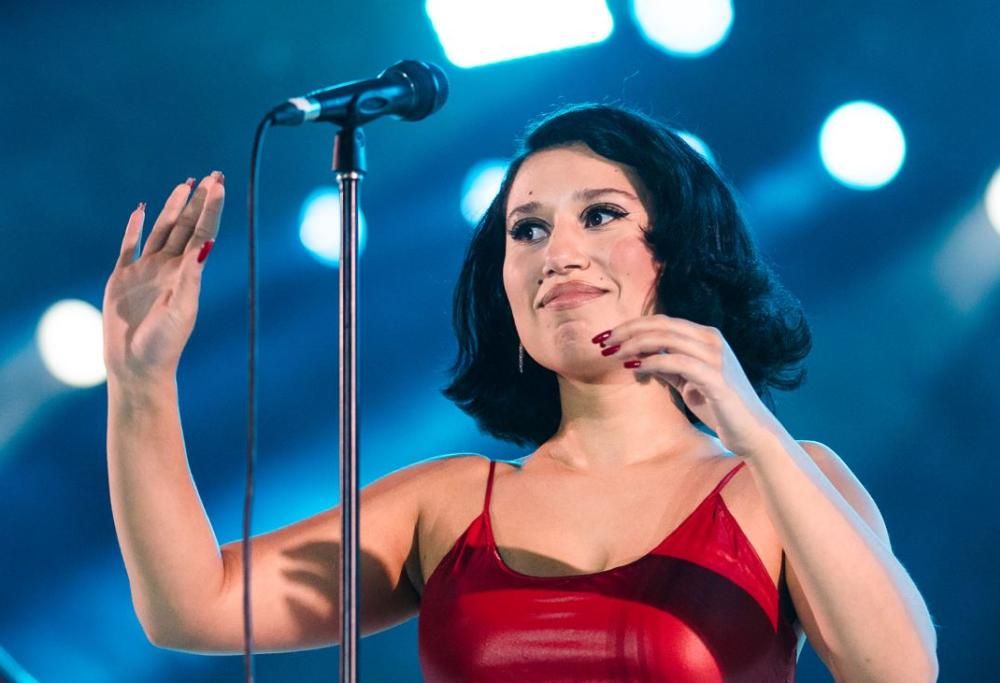 RAYE ha collaborato  con Mark Ronson per il singolo Suzanne e ha confessato di temere i paragoni con Amy Winehouse. Il video