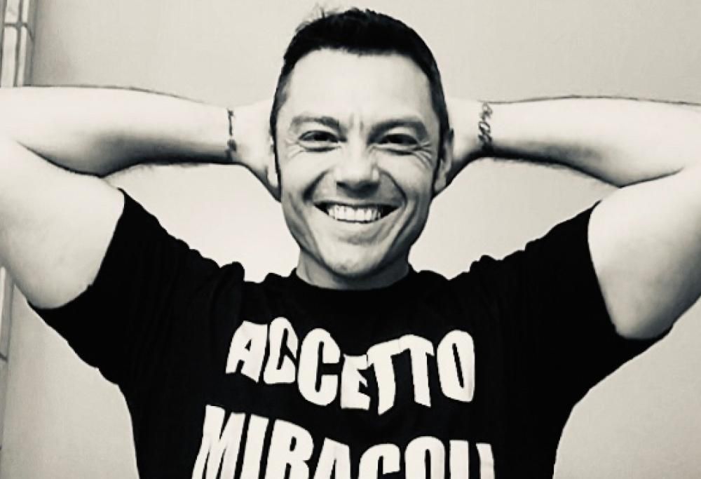 Tiziano Ferro festeggia il compleanno e svela il titolo del nuovo album. Il video