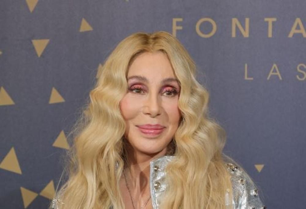 Cher canta Walking In Memphis travestita da Elvis Presley. Il video