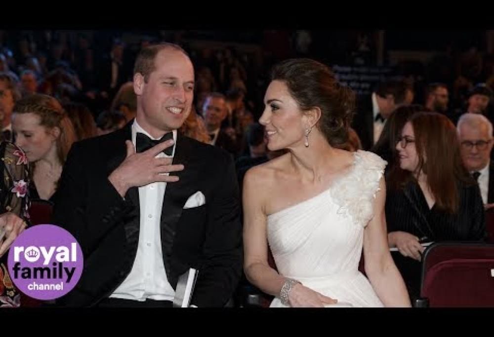 Kate Middleton sul red carpet con gli orecchini di Lady Diana e un abito bianco