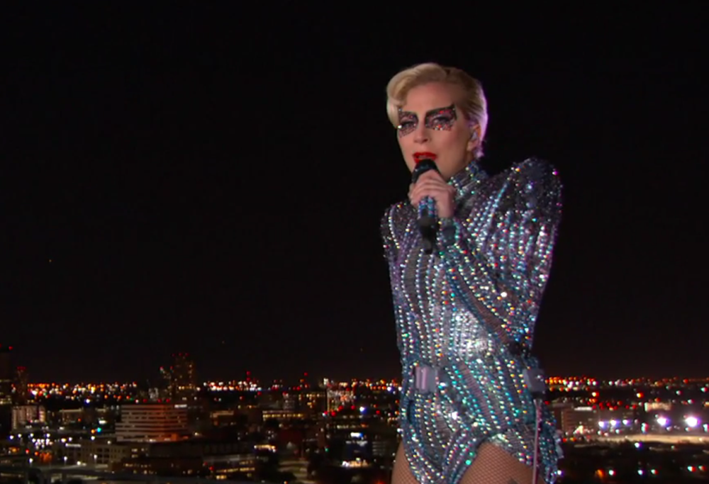 Lady Gaga vola sul palco del Superbowl, nello show più acrobatico nella storia dell’evento: il video