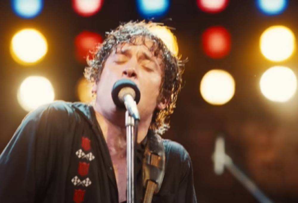 Jeremy Allen White canta Born To Run: il video