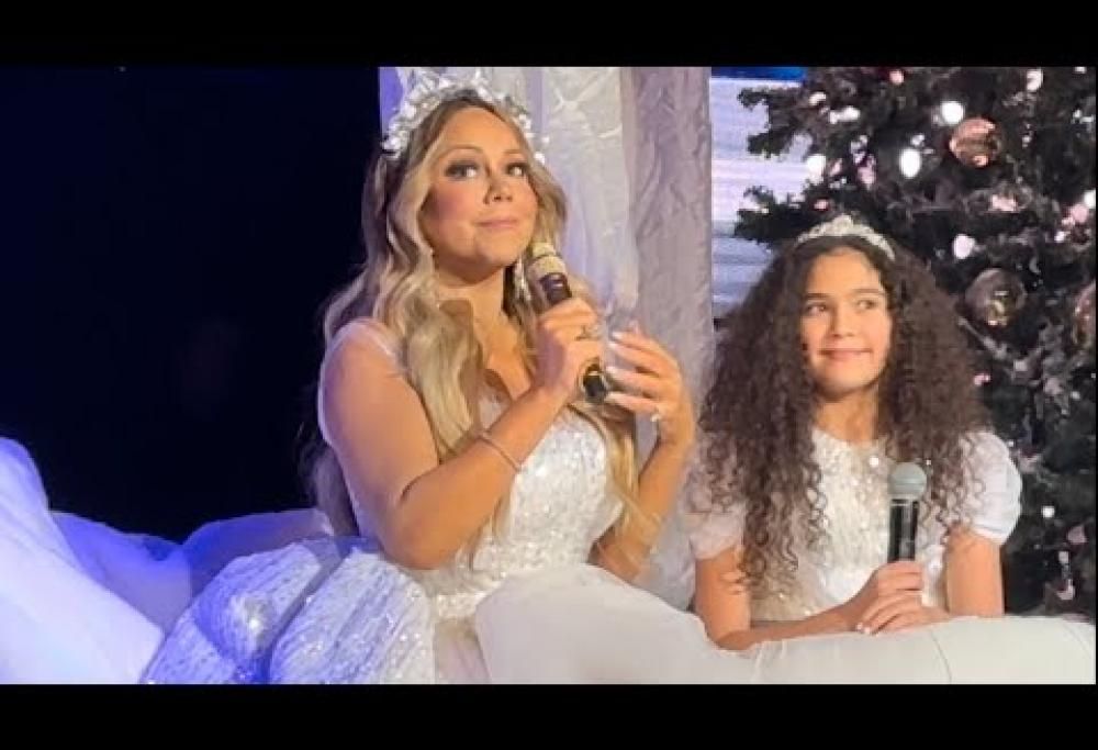 Mariah Carey canta le canzoni natalizie con la figlia Monroe: il video