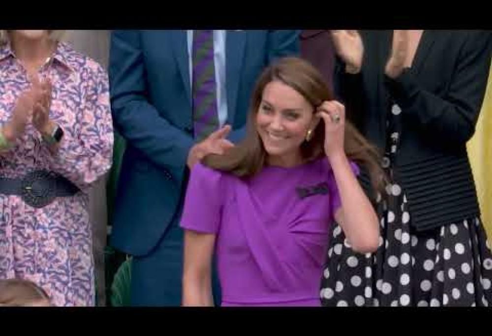 Kate Middleton arriva a Wimbledon. E il pubblico applaude con gioia. Il video e le foto