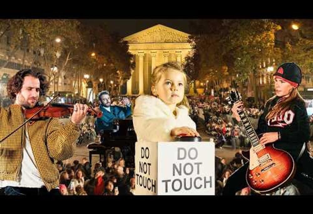 100 musicisti eseguono un’emozionante canzone di Natale a Parigi. Il video