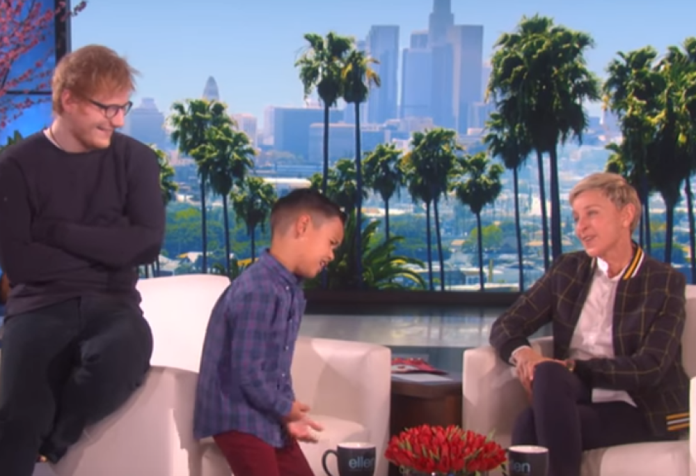 Ed Sheeran sorprende e commuove un fan