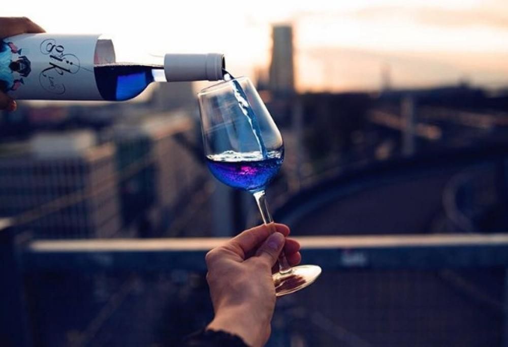 Dalla Spagna arriva il vino blu. Colpo di genio o eresia?
