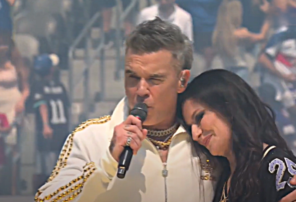 Robbie Williams e Laura Pausini eseguono live Desire: il video