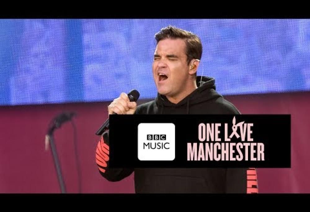 Robbie Williams canta Angels al concerto benefico di Manchester