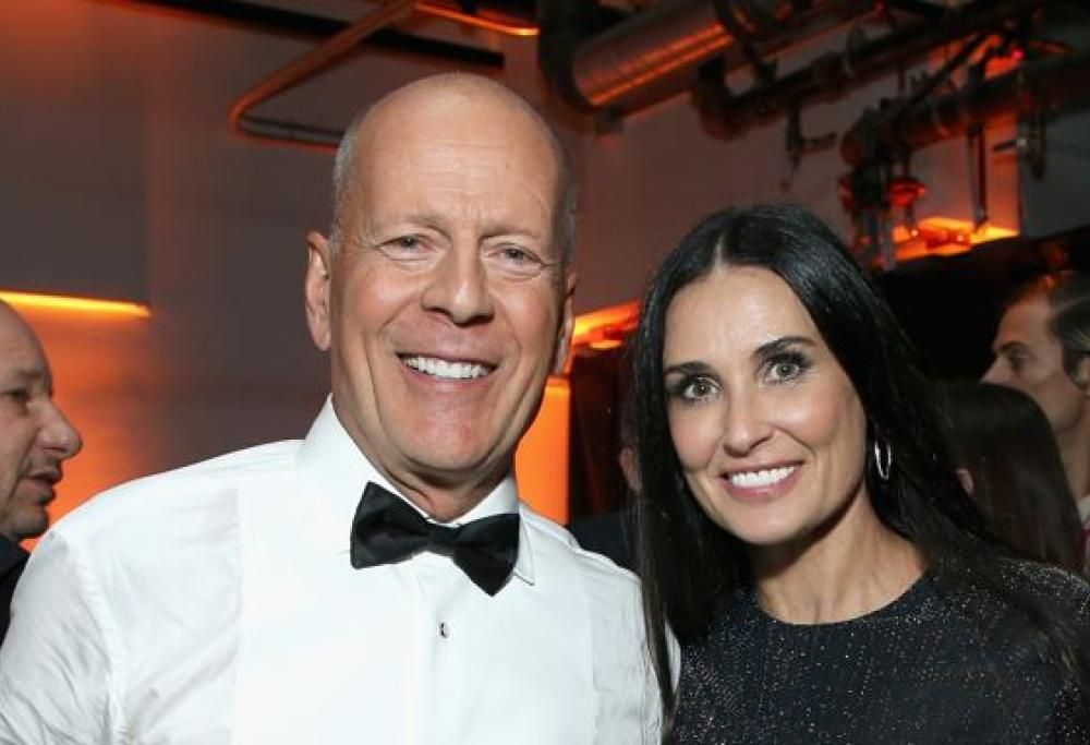 Bruce Willis balla felice con la famiglia: il video