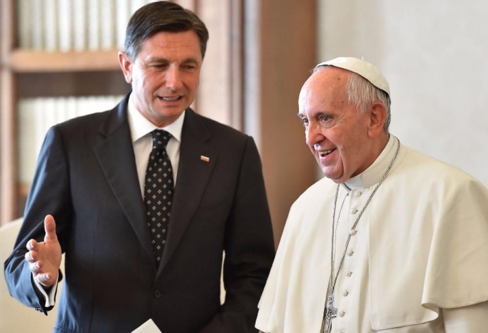 Il presidente sloveno in visita in Vaticano porta una torta tipica al Papa
