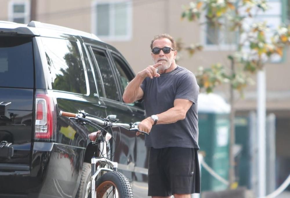 Arnold Schwarzenegger ripara di persona una buca del suo quartiere: il video