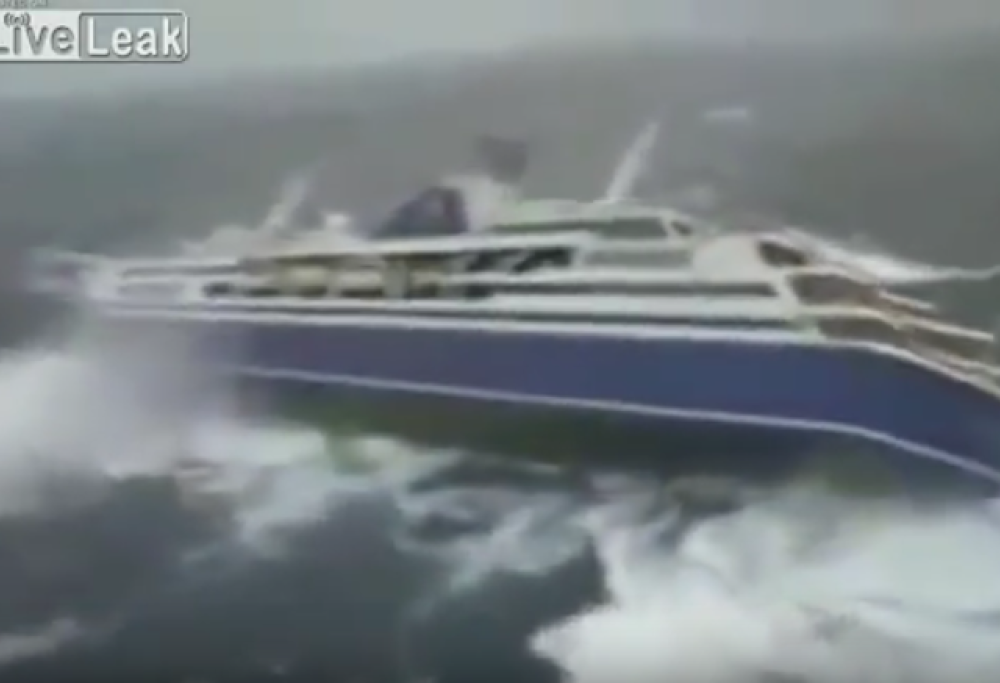 Una tempesta colpisce una nave da crociera: ecco cosa succede