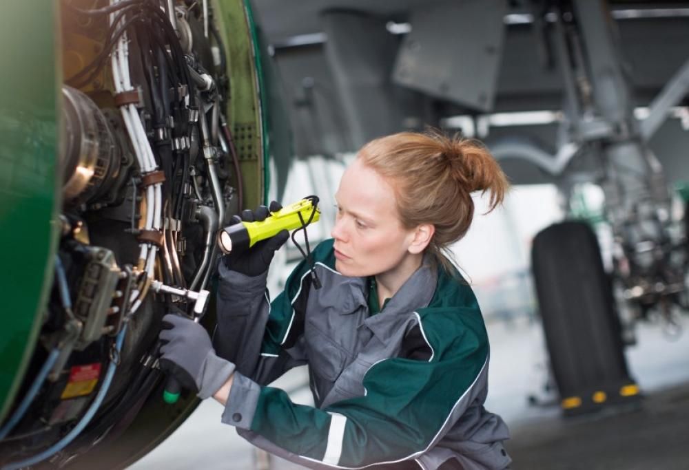 USA: donna truffata dai meccanici per anni decide di aprire un’officina