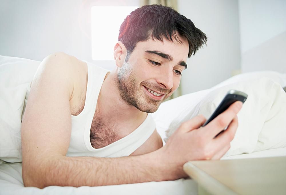 Pericolo cellulare, se lo lasci sul comodino sei a rischio radiazioni