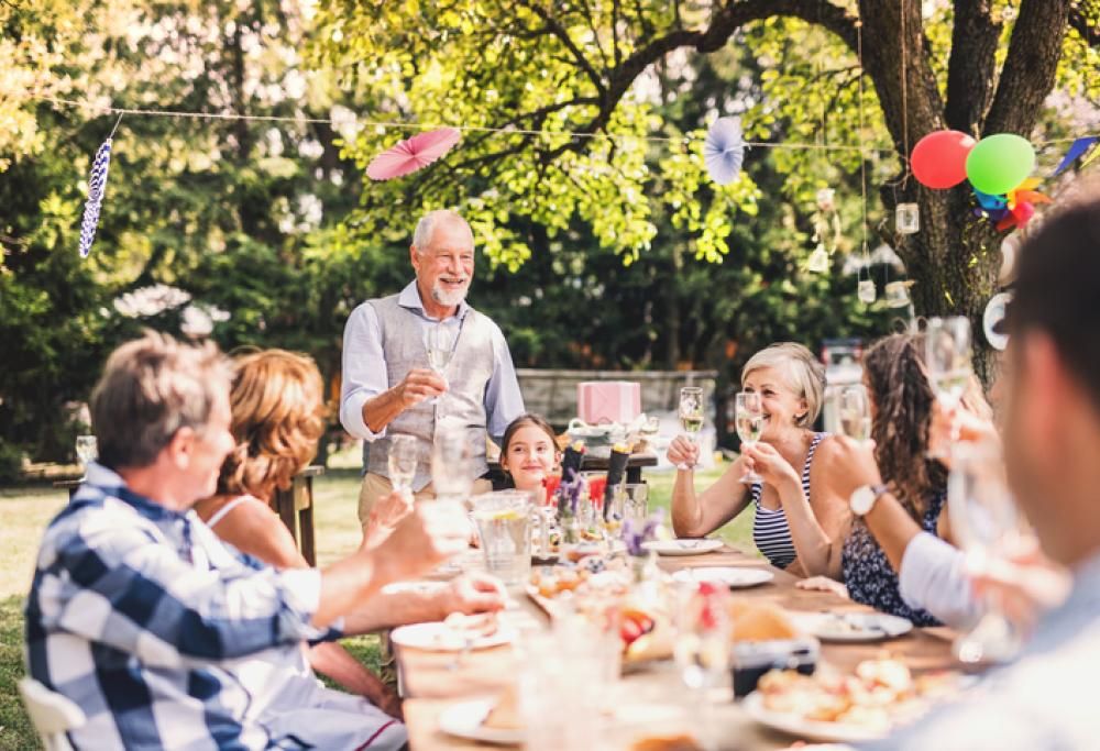 In compagnia si mangia di più: ecco perché