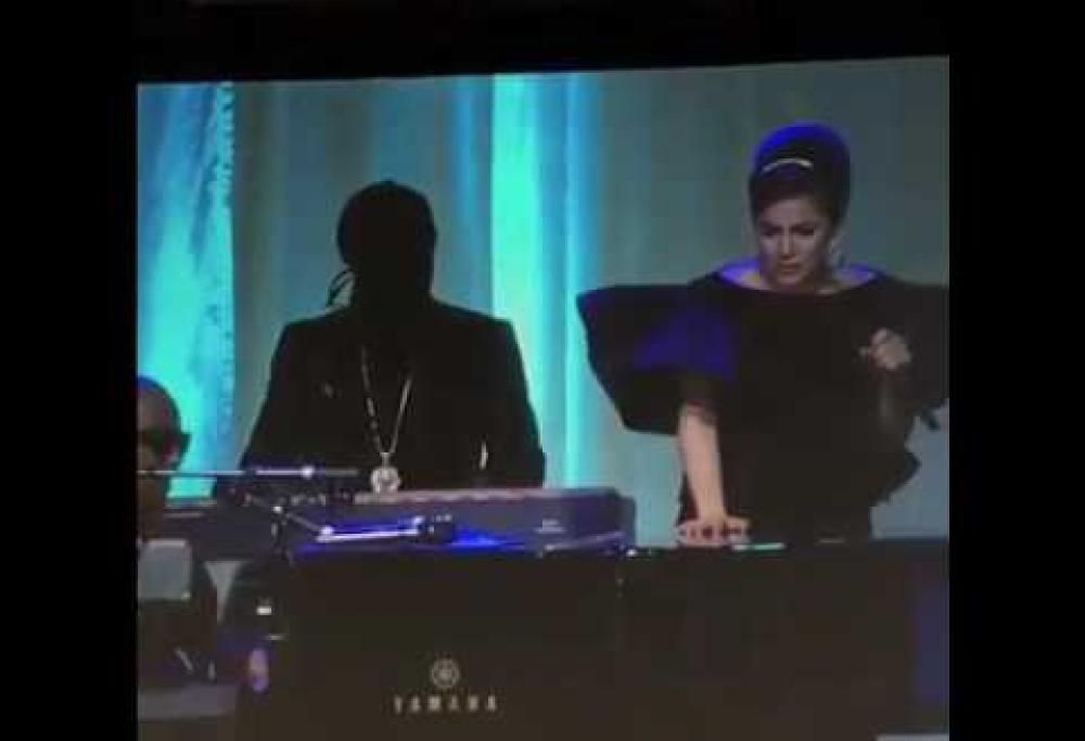 Stevie Wonder e Lady Gaga augurano buon compleanno a Elton John. Guarda il video