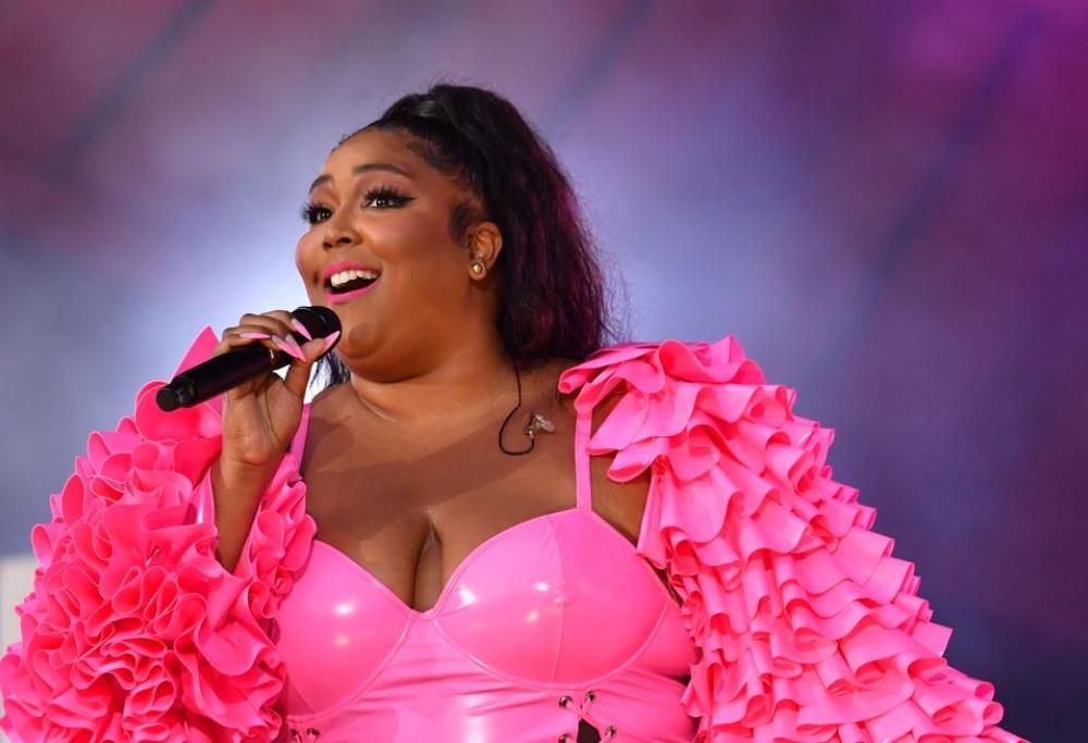 Lizzo esegue una celebre canzone natalizia di Stevie Wonder: il video