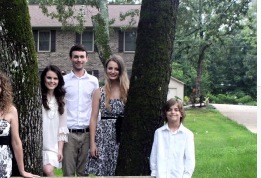 Costruisce una casa con i tutorial di YouTube. La sua storia in un libro