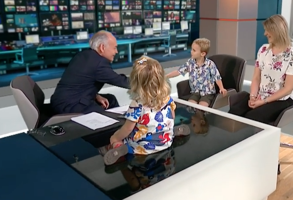 Bimba irrompe in diretta tv e… diventa una star del web! Il video