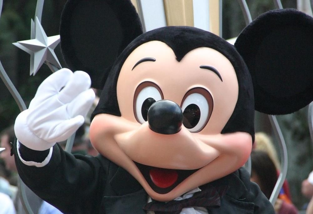 Per quale motivo Topolino porta i guanti?