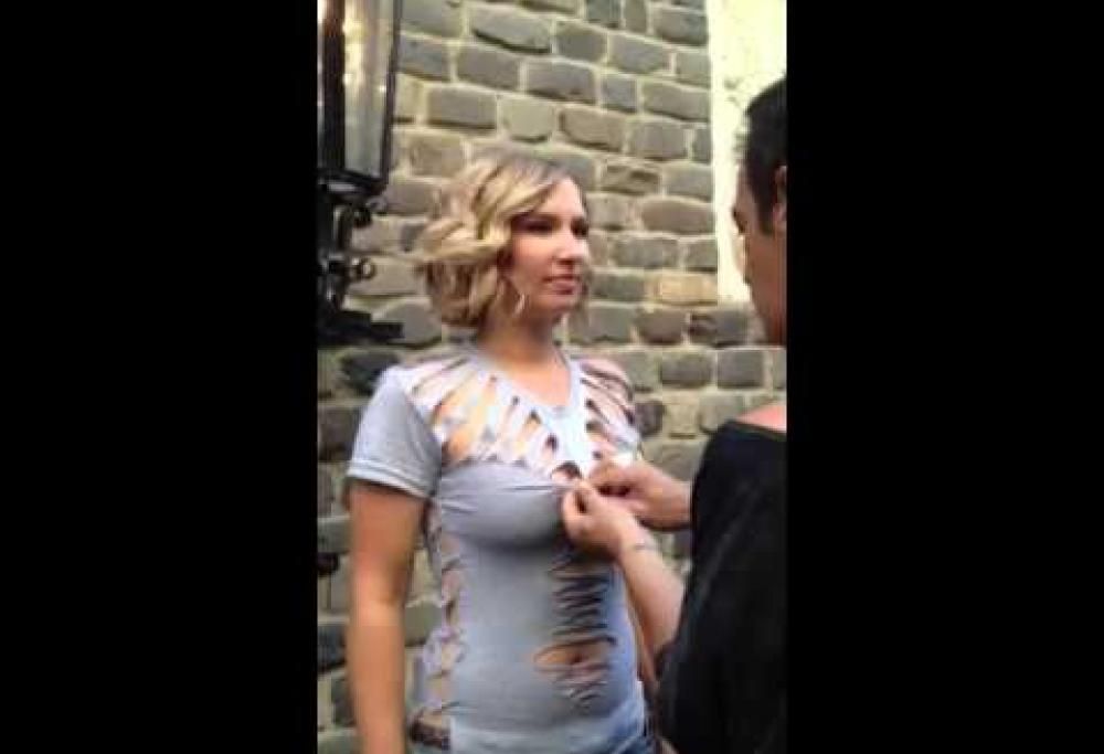 Come trasformare una semplice t-shirt in un capo alla moda