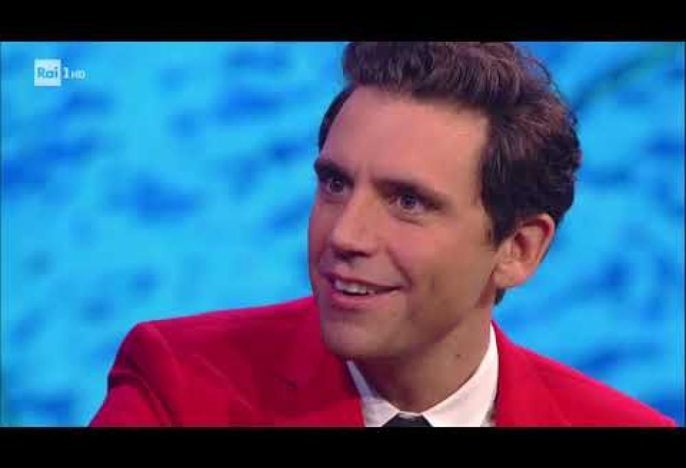 Mika esegue live la sigla di “Stasera CasaMika”: il video