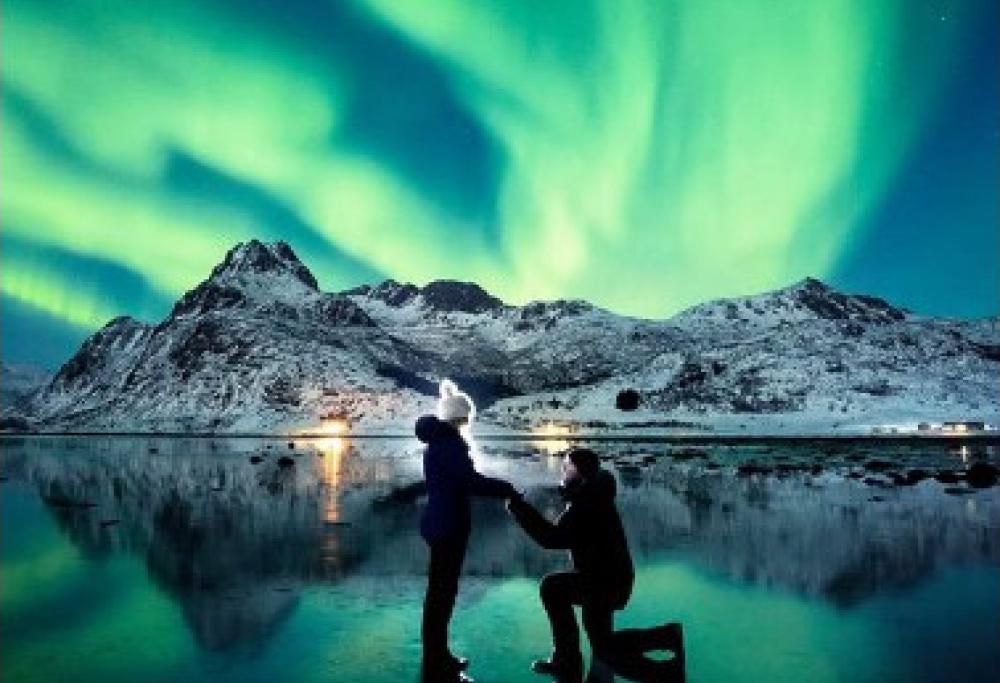 Proposta di matrimonio sotto l’aurora boreale, la foto è virale