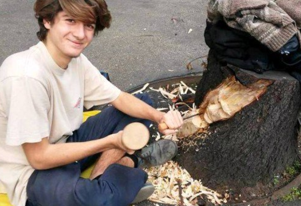 Da tronchi morti a opere d’arte.  La nuova vita dei tronchi scolpiti dall’artista