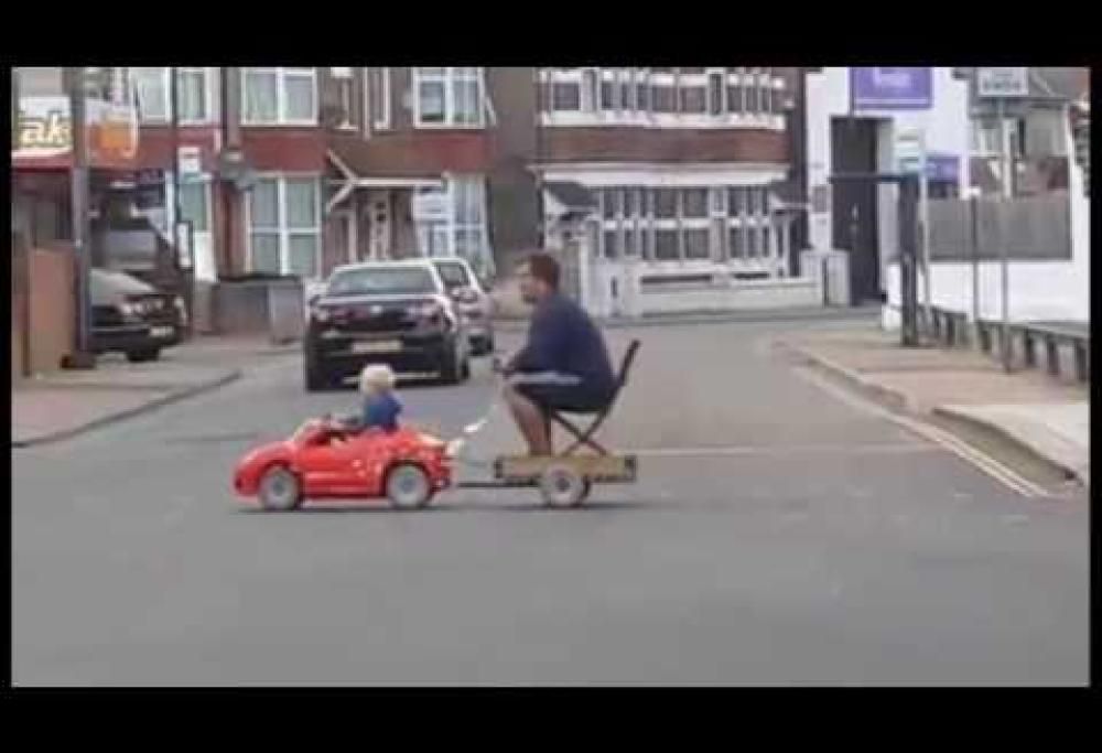 Un bambino porta a casa il papà. In auto.