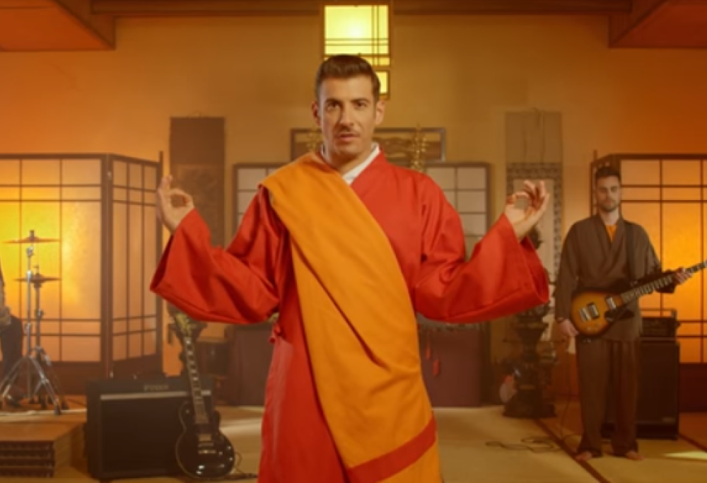 Occidentali’s Karma:  cosa c’è dietro il balletto della scimmia?