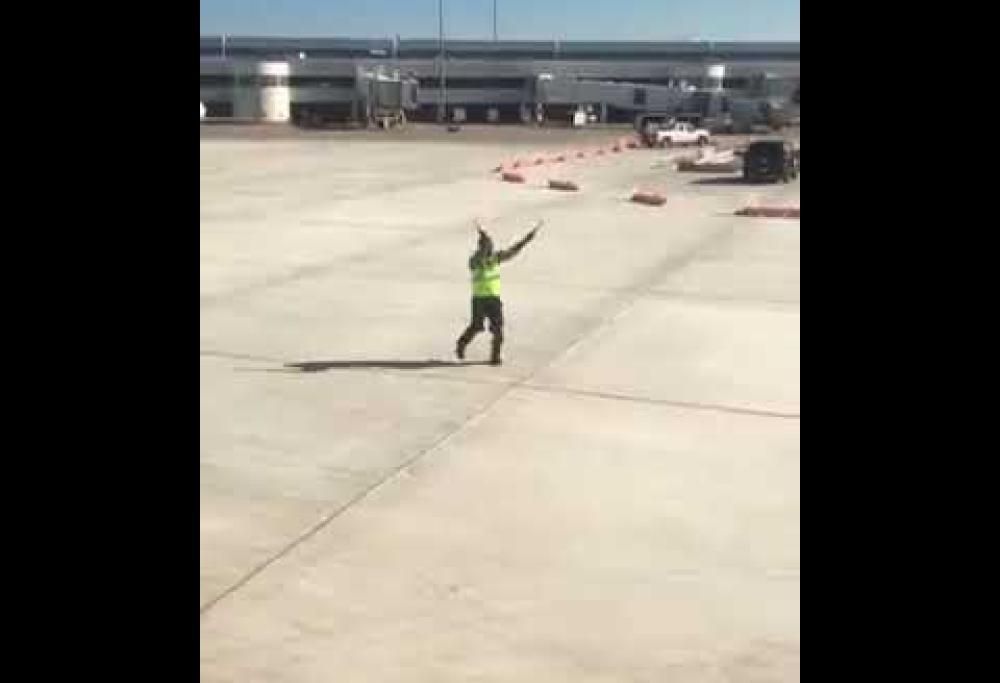 USA. L’assistente di terra è un provetto ballerino. Show in aeroporto a New York