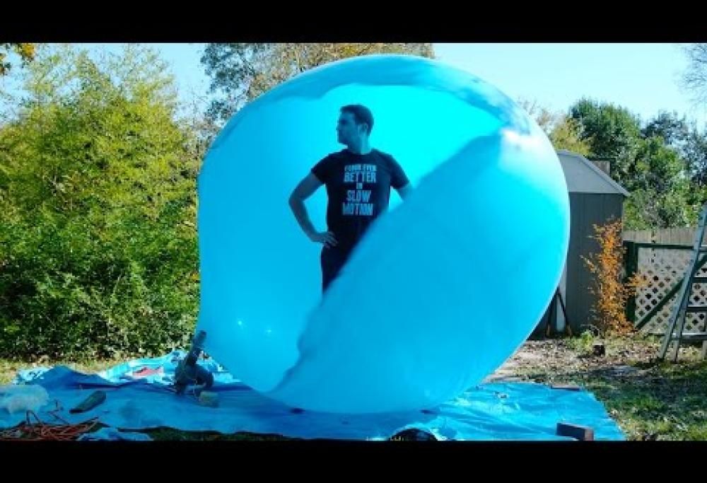 Video incredibile: pallone che scoppia in slow motion