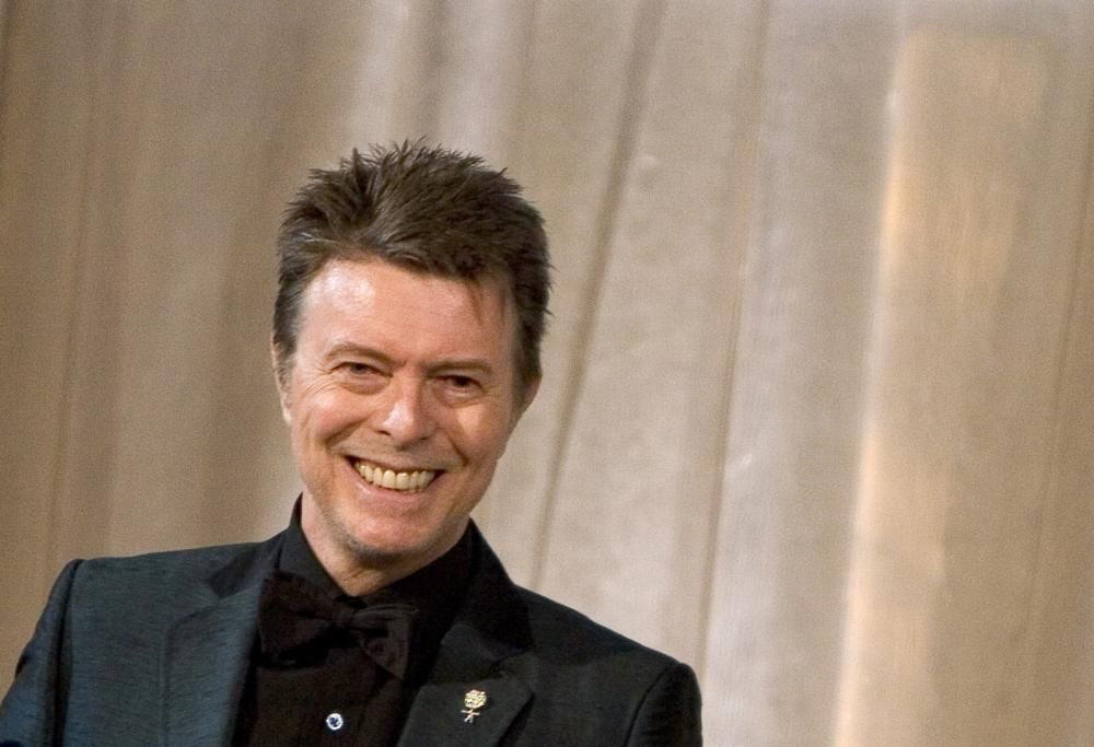 David Bowie: la figlia Lexie canta Starman e Life on Mars. Il video