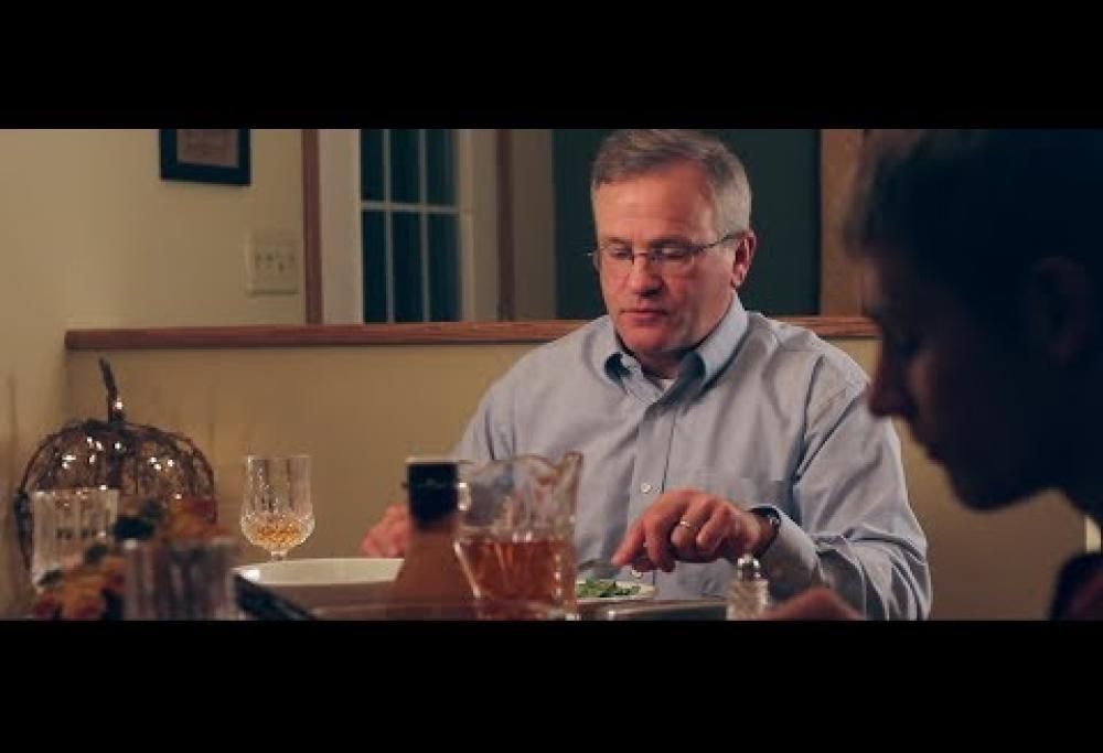 I ragazzi giocano col cellulare a tavola. La reazione del padre fa cambiare loro idea