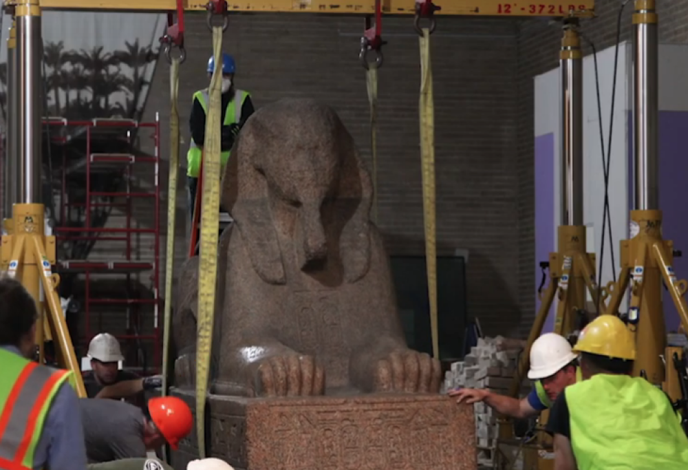 Il trasloco colossale: la sfinge da 11 tonnellate va a spasso