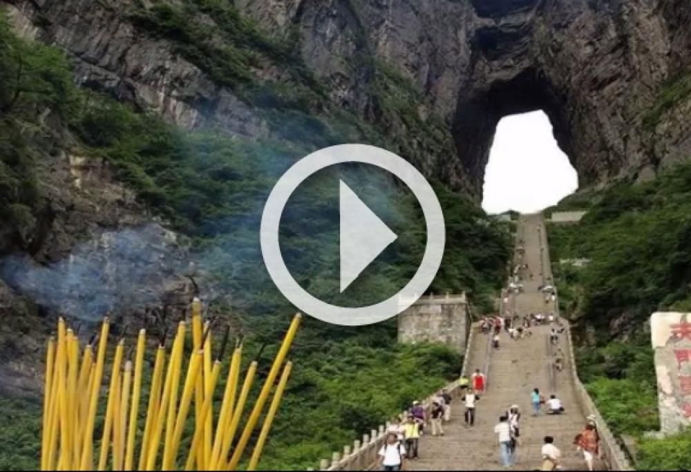 “La Porta per il Paradiso”: 99 tornanti e 999 gradini.