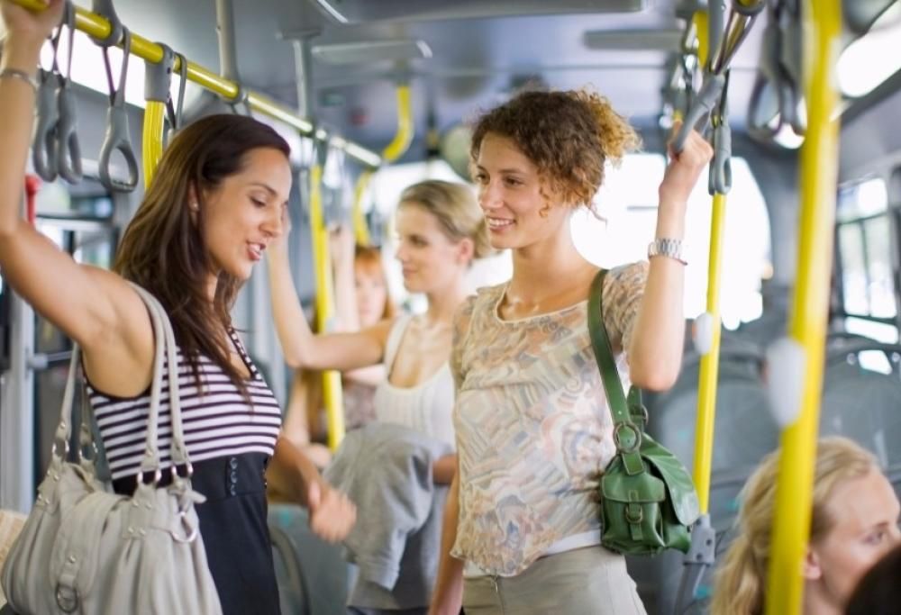 Parlare in bus con gli altri per stare bene, ecco lo studio