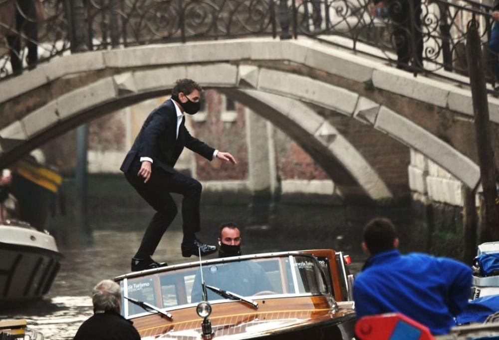 Tom Cruise incanta Venezia con salti spettacolari tra i taxi nel canale