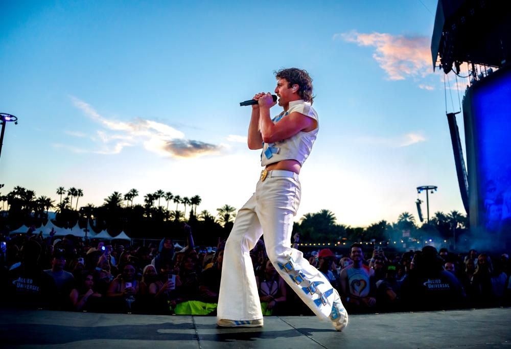 Freddie Mercury: l’omaggio di Benson Boone e Brian May al Coachella festival. Il video