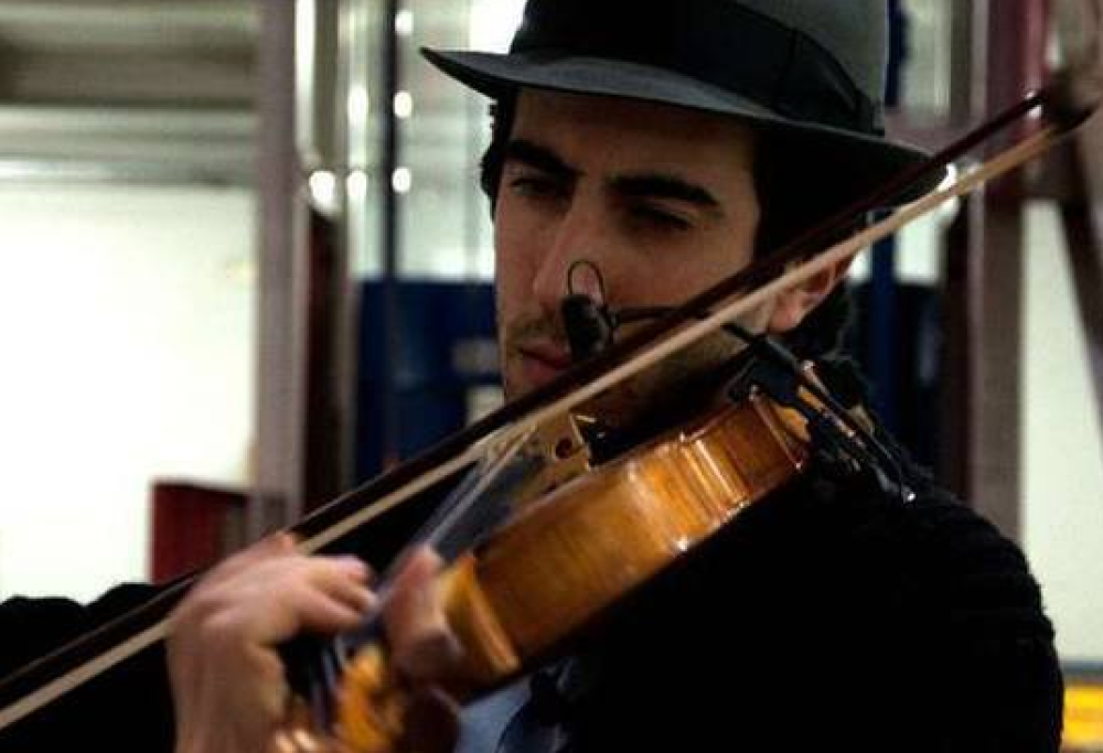 Il violinista cacciato dalla strada trionfa alla Scala