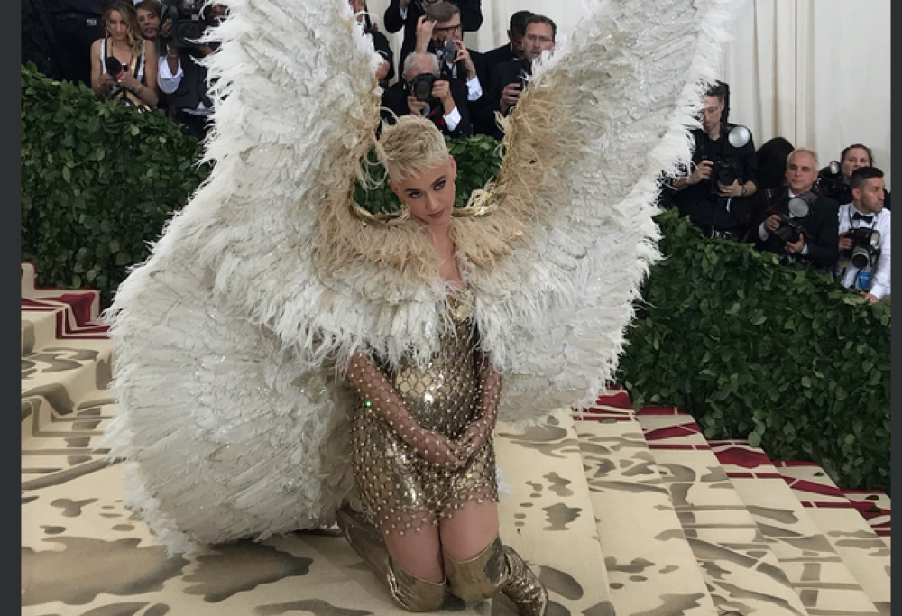 Met Gala: dite la vostra! Meglio il diavolo… o l’acqua santa?